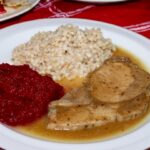 Schab wieprzowy w kawałku nadziany wędzoną słoniną i marynowany, a następnie pieczony w rękawie z warzywami.