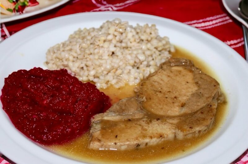 Schab wieprzowy w kawałku nadziany wędzoną słoniną i marynowany, a następnie pieczony w rękawie z warzywami.