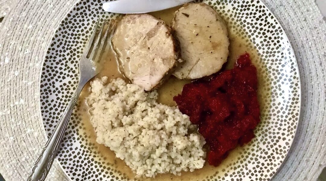 Schab wieprzowy natarty przyprawami, a następnie pieczony w całości w rękawie z ziołami.