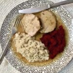 Schab wieprzowy natarty przyprawami, a następnie pieczony w całości w rękawie z ziołami.