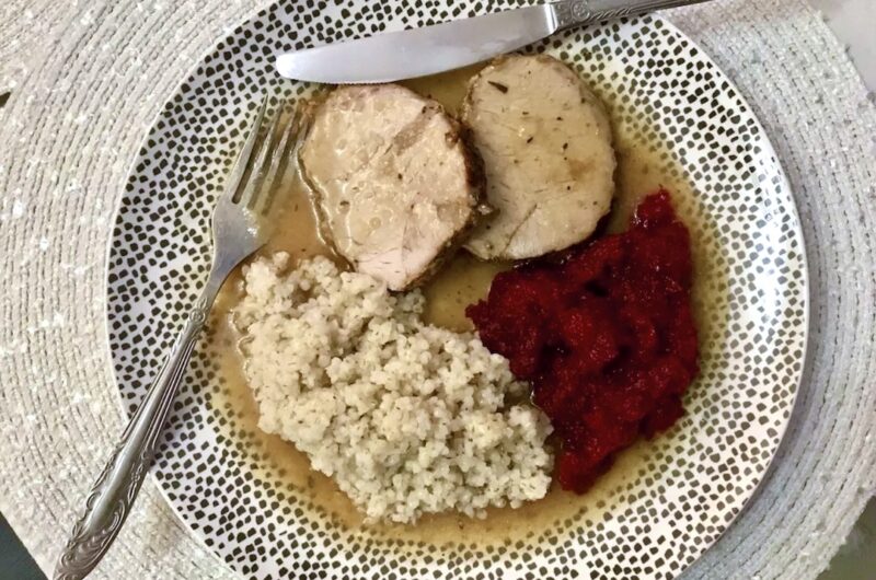 Schab wieprzowy natarty przyprawami, a następnie pieczony w całości w rękawie z ziołami.