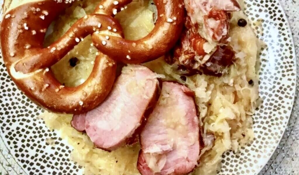 Schab wieprzowy wędzony duszony w kapuście kiszonej podany z puree ziemniaczanym.