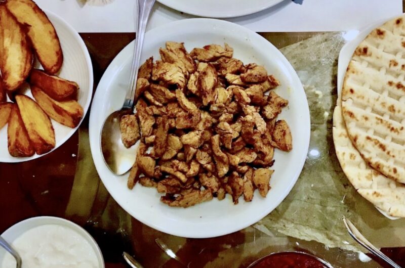 Shoarma przyrządzona została z polędwiczki wieprzowej pokrojonej w cienkie paski. Mięso odpowiednio przyprawiłem, a następnie krótko smażyłem na mocnym ogniu, aby pozostało soczyste w środku.