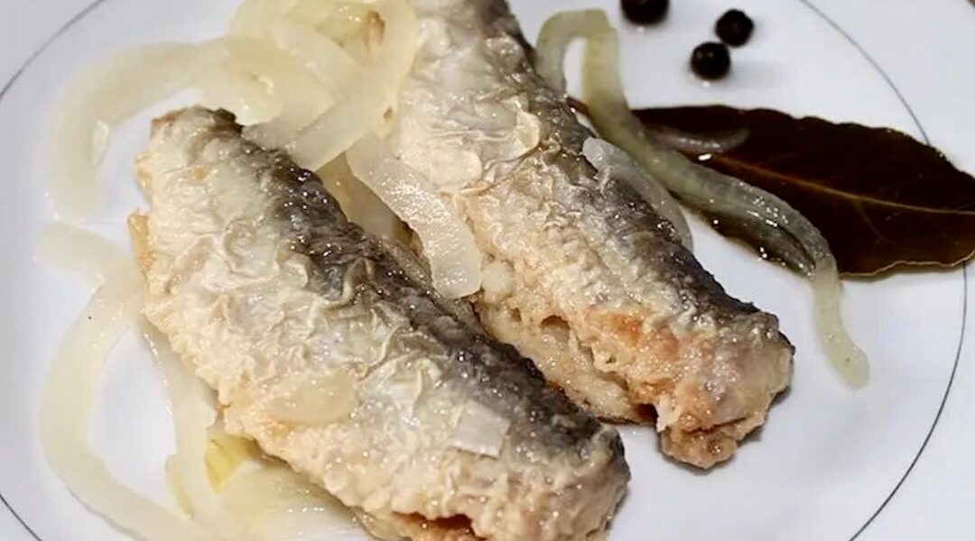 Świeża sielawa opiekana w całości, a następnie zanurzona w kwaśnej zalewie octowej z cebulą.