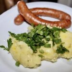 Greckie puree ziemniaczane przygotowane z gotowanych ziemniaków ugniecionych z dodatkiem sporej ilości oliwy, czosnku, octu winnego i natki pietruszki.