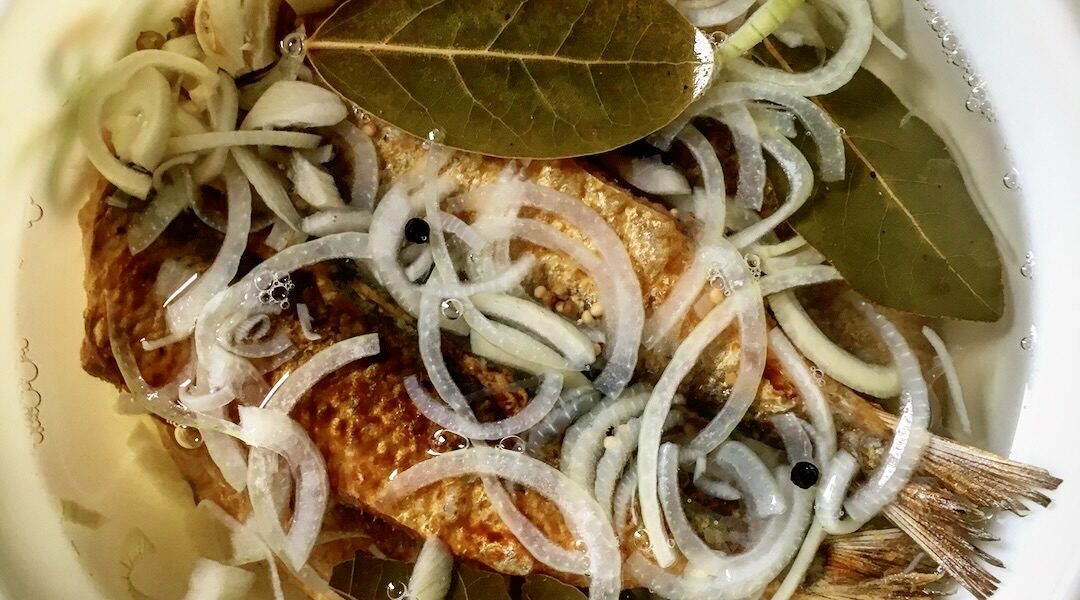 Śledzie opiekane, a następnie marynowane w aromatycznej zalewie octowej z przyprawami.