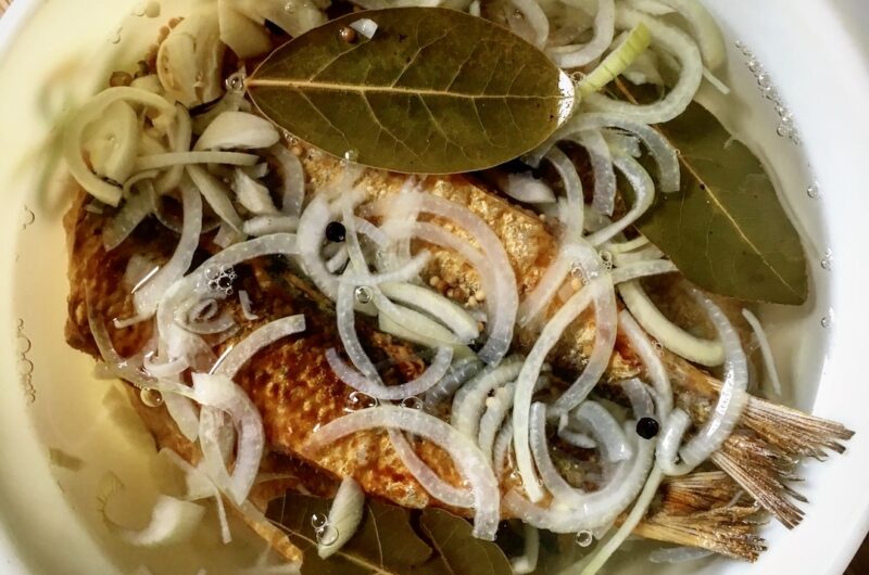 Śledzie opiekane, a następnie marynowane w aromatycznej zalewie octowej z przyprawami.
