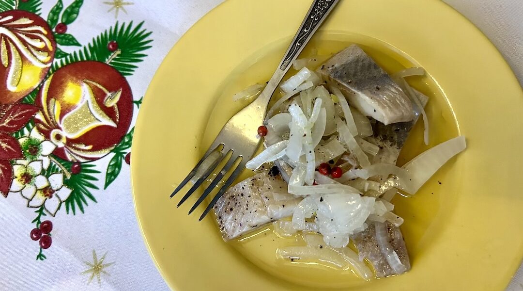 Śledzie pokrojone na kawałki podane w oleju roślinnym z dodatkiem cebuli.