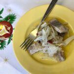 Śledzie pokrojone na kawałki podane w oleju roślinnym z dodatkiem cebuli.