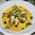 Śledzie majtasy w kawałkach umieszczone w nierafinowanym oleju rzepakowym z dodatkiem pieprzu, oliwek i kaparów.