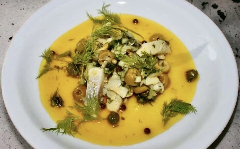 Śledzie majtasy w kawałkach umieszczone w nierafinowanym oleju rzepakowym z dodatkiem pieprzu, oliwek i kaparów.