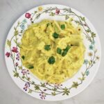 Śledzie matjasy pokrojone na kawałki i podawane w sosie musztardowym z dodatkiem curry, śmietany i kurkumy.