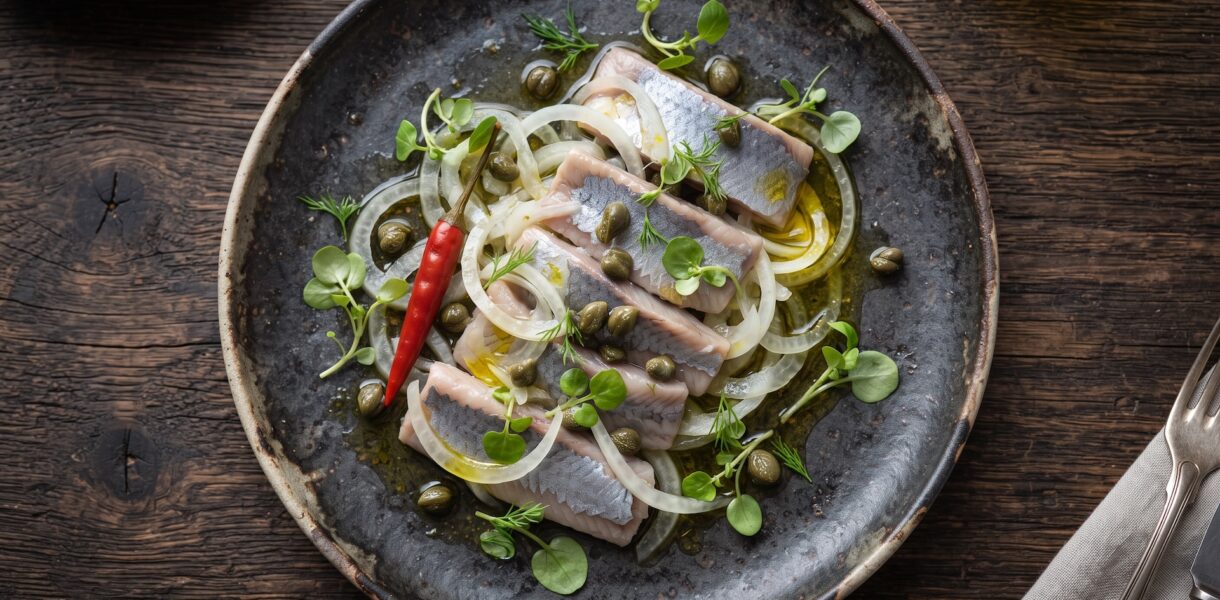 Śledzie pokrojone w małe kawałki, następnie polane olejem i podawane z kaparami, cebulą i papryczkami chilli na ostro.