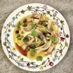 Śledzie pokrojone w małe kawałki, następnie polane olejem i podawane z kaparami, cebulą i papryczkami chilli na ostro.