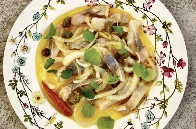 Śledzie pokrojone w małe kawałki, następnie polane olejem i podawane z kaparami, cebulą i papryczkami chilli na ostro.