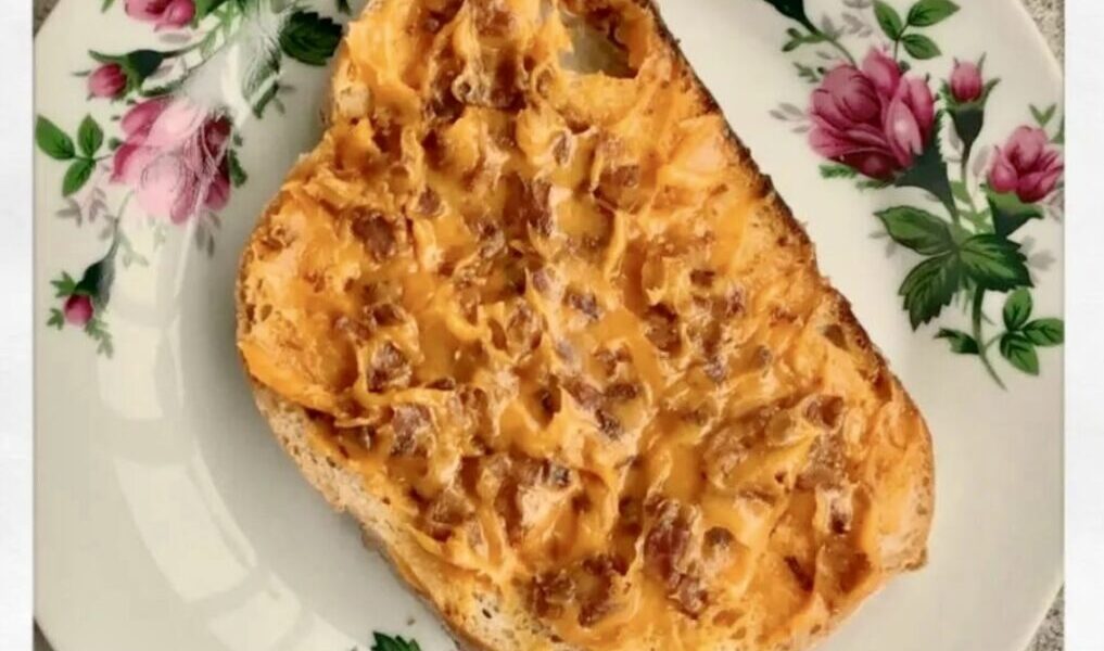 Smalec domowy przygotowany ze słoniny wieprzowej krojonej w kostkę i wytapianej razem z paprykowaną kiełbasą i cebulą.