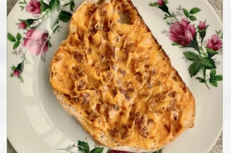 Smalec domowy przygotowany ze słoniny wieprzowej krojonej w kostkę i wytapianej razem z paprykowaną kiełbasą i cebulą.