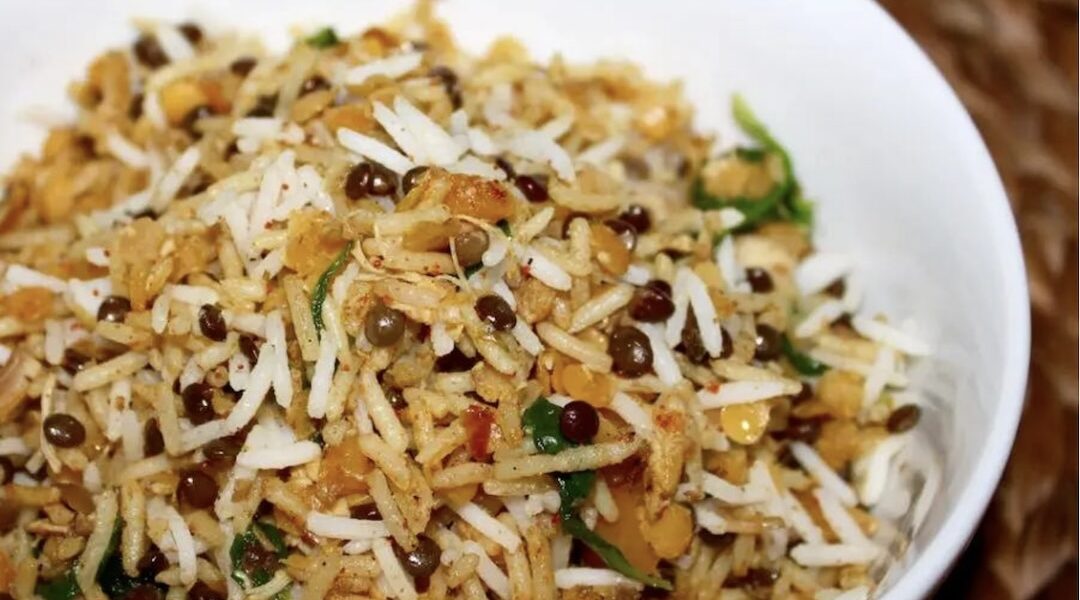 Gotowany i smażony ryż i soczewica wymieszane i przesmażone razem z gotowanym kurczakiem wzbogacone roszponką.