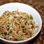 Gotowany i smażony ryż i soczewica wymieszane i przesmażone razem z gotowanym kurczakiem wzbogacone roszponką.