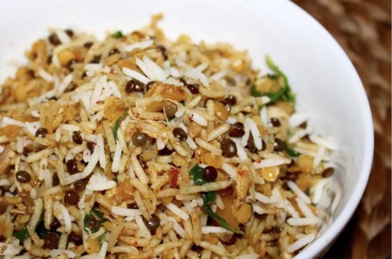 Gotowany i smażony ryż i soczewica wymieszane i przesmażone razem z gotowanym kurczakiem wzbogacone roszponką.