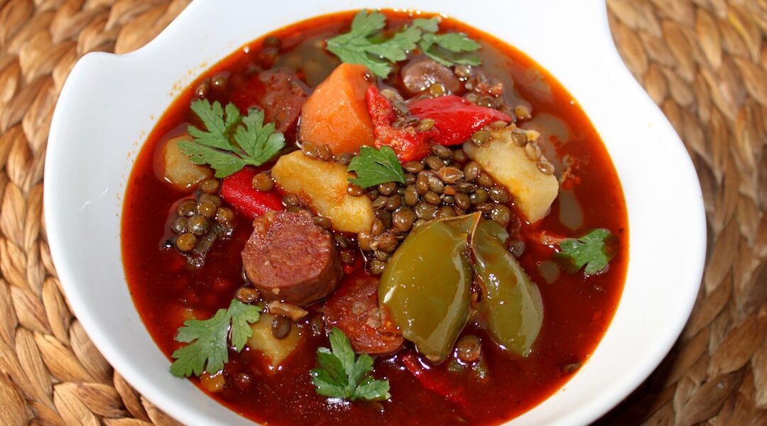 Soczewica gotowana po kastylijsku czyli razem z mocno paprykowaną kiełbasą chorizo i warzywami.