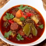 Soczewica gotowana po kastylijsku czyli razem z mocno paprykowaną kiełbasą chorizo i warzywami.