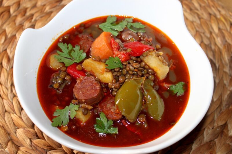 Soczewica gotowana po kastylijsku czyli razem z mocno paprykowaną kiełbasą chorizo i warzywami.