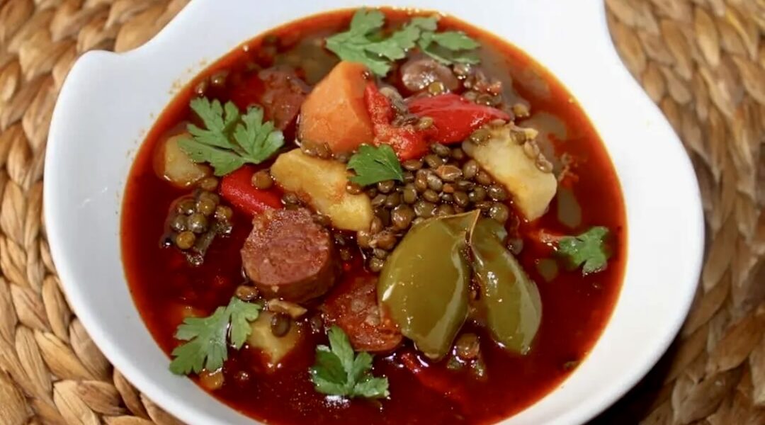 Soczewica gotowana po kastylijsku czyli razem z mocno paprykowaną kiełbasą chorizo i warzywami.