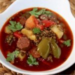 Soczewica gotowana po kastylijsku czyli razem z mocno paprykowaną kiełbasą chorizo i warzywami.