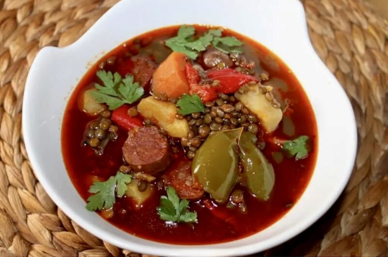 Soczewica gotowana po kastylijsku czyli razem z mocno paprykowaną kiełbasą chorizo i warzywami.