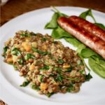 Soczewica gotowana z drobno krojonymi warzywami i świeżymi ziołami na koniec doprawiona jogurtem i oliwą.