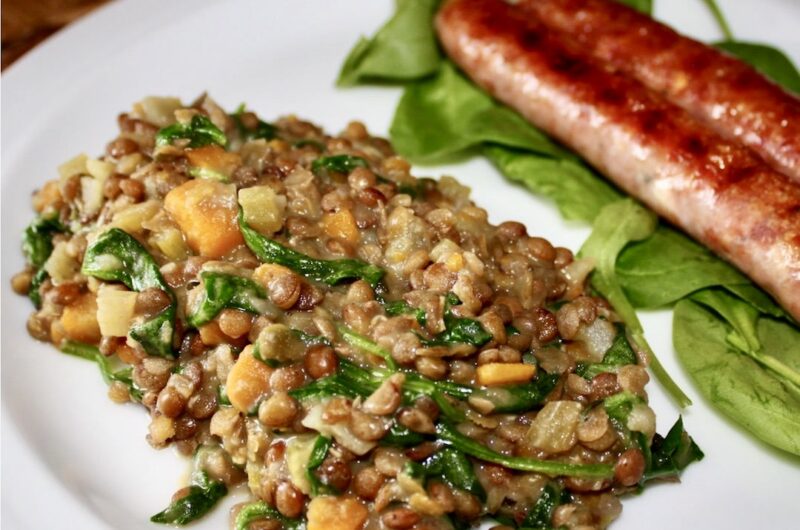 Soczewica gotowana z drobno krojonymi warzywami i świeżymi ziołami na koniec doprawiona jogurtem i oliwą.