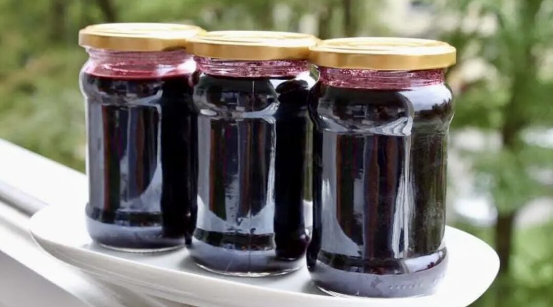 Super zdrowy sok z aronii z dodatkiem słodkiego jabłka, które przełamuje cierpki smak aronii.