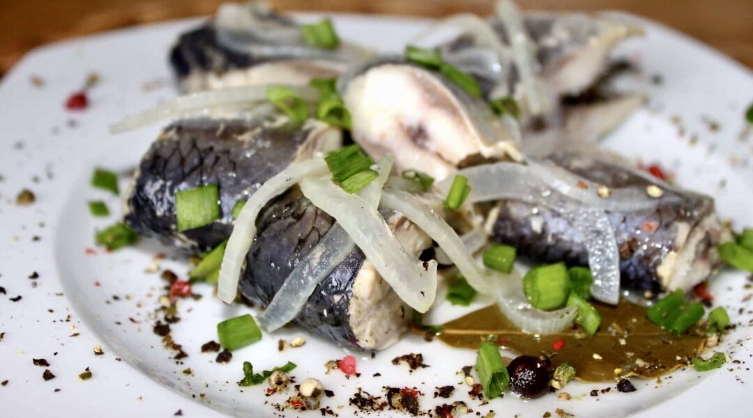 Solone śledzie moczone w mleku, a następnie krojone i macerowane w aromatycznej zalewie octowej z cebulą.