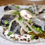 Solone śledzie moczone w mleku, a następnie krojone i macerowane w aromatycznej zalewie octowej z cebulą.