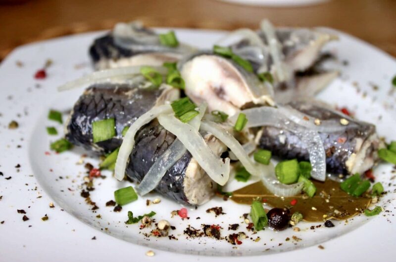 Solone śledzie moczone w mleku, a następnie krojone i macerowane w aromatycznej zalewie octowej z cebulą.