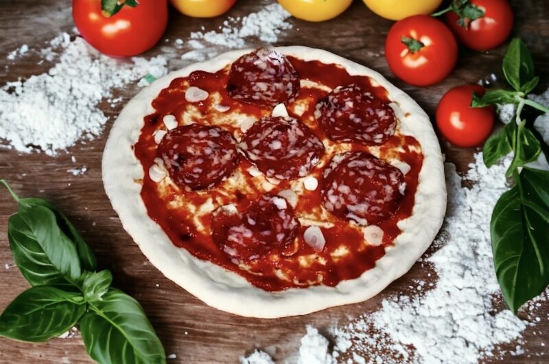 Sos do pizzy to pyszny domowy sos przygotowany na bazie domowego przecieru z pomidorów oraz cebuli, czosnku i chilli.