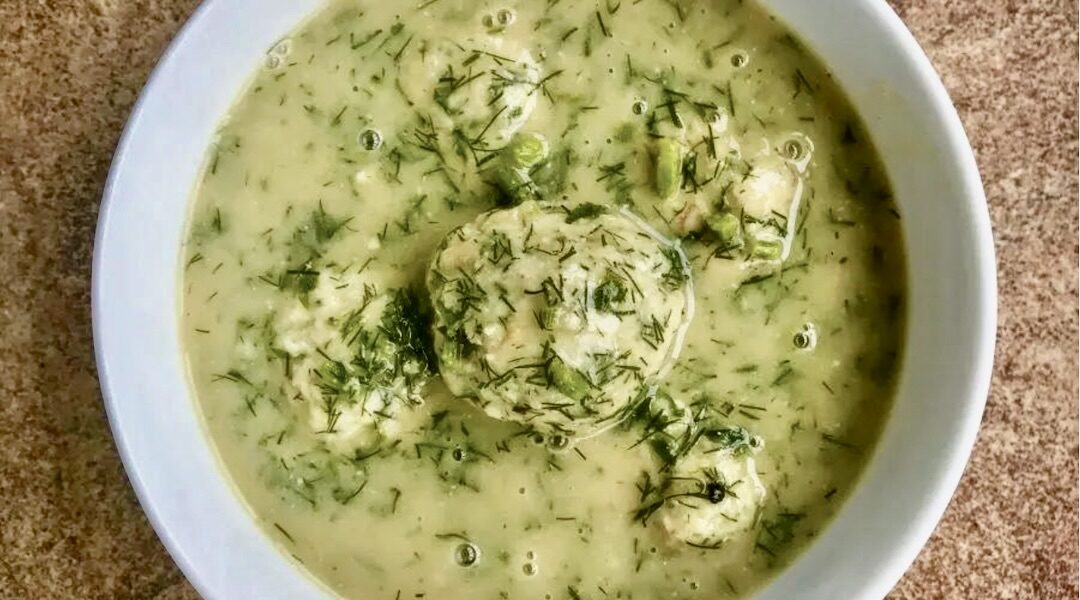 Sos koperkowy przygotowany na bazie domowego bulionu warzywnego z dodatkiem jasnej zasmażki, dużej ilości świeżego koperku oraz kwaśnej śmietany.