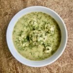 Sos koperkowy przygotowany na bazie domowego bulionu warzywnego z dodatkiem jasnej zasmażki, dużej ilości świeżego koperku oraz kwaśnej śmietany.