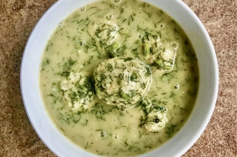 Sos koperkowy przygotowany na bazie domowego bulionu warzywnego z dodatkiem jasnej zasmażki, dużej ilości świeżego koperku oraz kwaśnej śmietany.