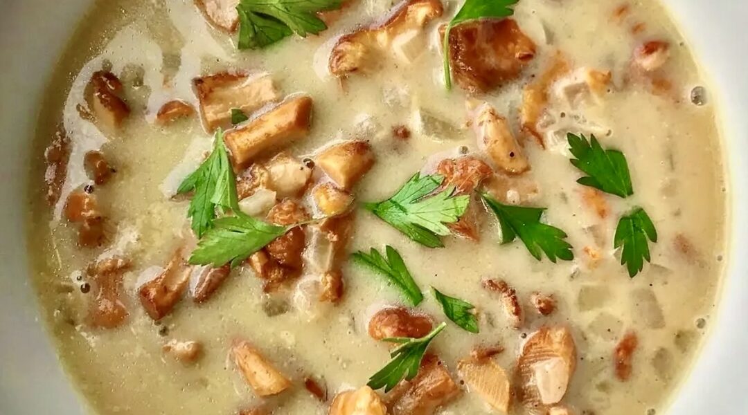 Sos kurkowy grzybowy przygotowany ze świeżych grzybów. Kurki są najpierw smażone, następnie duszone z cebulką i na koniec zabielane kwaśną śmietaną.