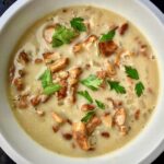 Sos kurkowy grzybowy przygotowany ze świeżych grzybów. Kurki są najpierw smażone, następnie duszone z cebulką i na koniec zabielane kwaśną śmietaną.