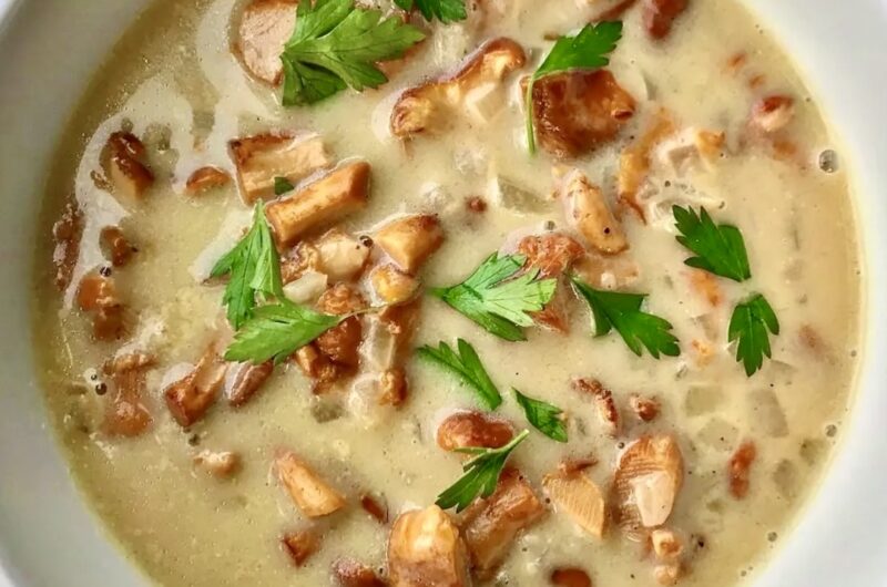 Sos kurkowy grzybowy przygotowany ze świeżych grzybów. Kurki są najpierw smażone, następnie duszone z cebulką i na koniec zabielane kwaśną śmietaną.