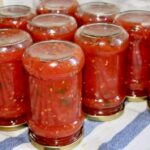 sos pomidorowy przygotowany ze świeżych i dojrzałych pomidorów z dodatkiem bazyli po włosku