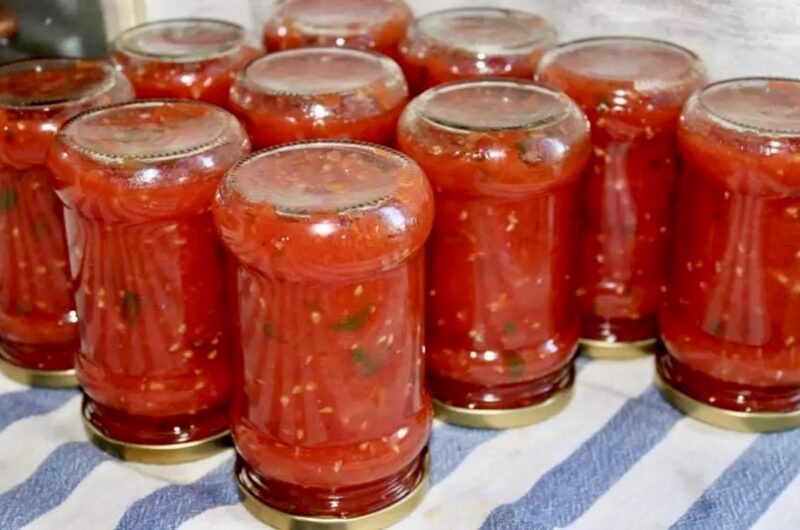 sos pomidorowy przygotowany ze świeżych i dojrzałych pomidorów z dodatkiem bazyli po włosku