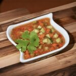 Sos słodko ostry na bazie sosu azjatyckiego przygotowany z dodatkiem świeżego ogórka i marchewki wzbogacony sokiem z cytryny, kolendrą i orzeszkami.