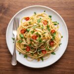 Spaghetti aglio olio, czyli prosty makaron z dodatkiem oliwy, czosnku, papryczki chili i natki pietruszki to błyskawiczne danie.