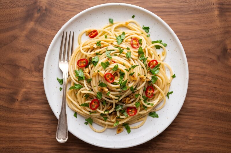 Spaghetti aglio olio, czyli prosty makaron z dodatkiem oliwy, czosnku, papryczki chili i natki pietruszki to błyskawiczne danie.