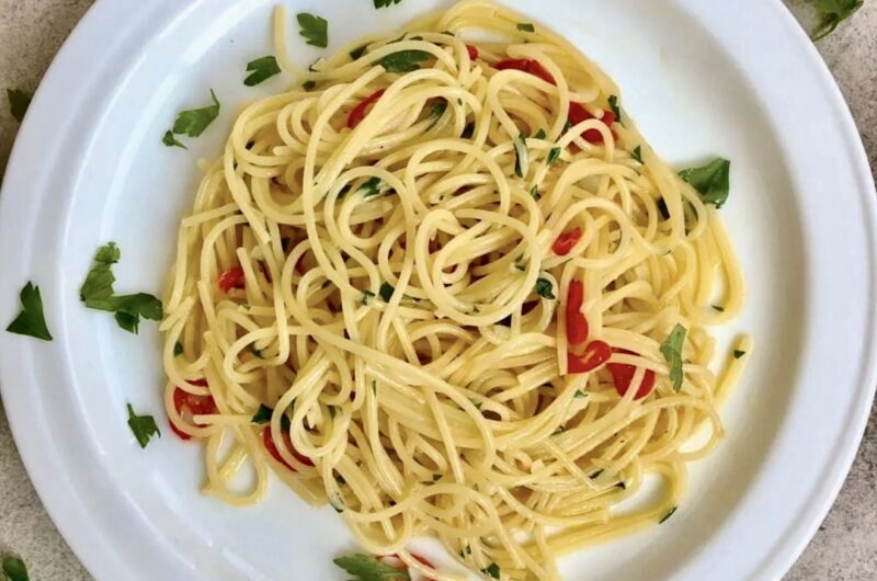 Spaghetti aglio olio, czyli prosty makaron z dodatkiem oliwy, czosnku, papryczki chili i natki pietruszki to błyskawiczne danie.