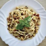 Sycące spaghetti alla San Gennaro pochodzące z Neapolu. Bazą dania jest sos przygotowany na oliwie z dodatkiem kaparów, sardeli i chilli z dodatkiem chrupiących grzanek z chleba.